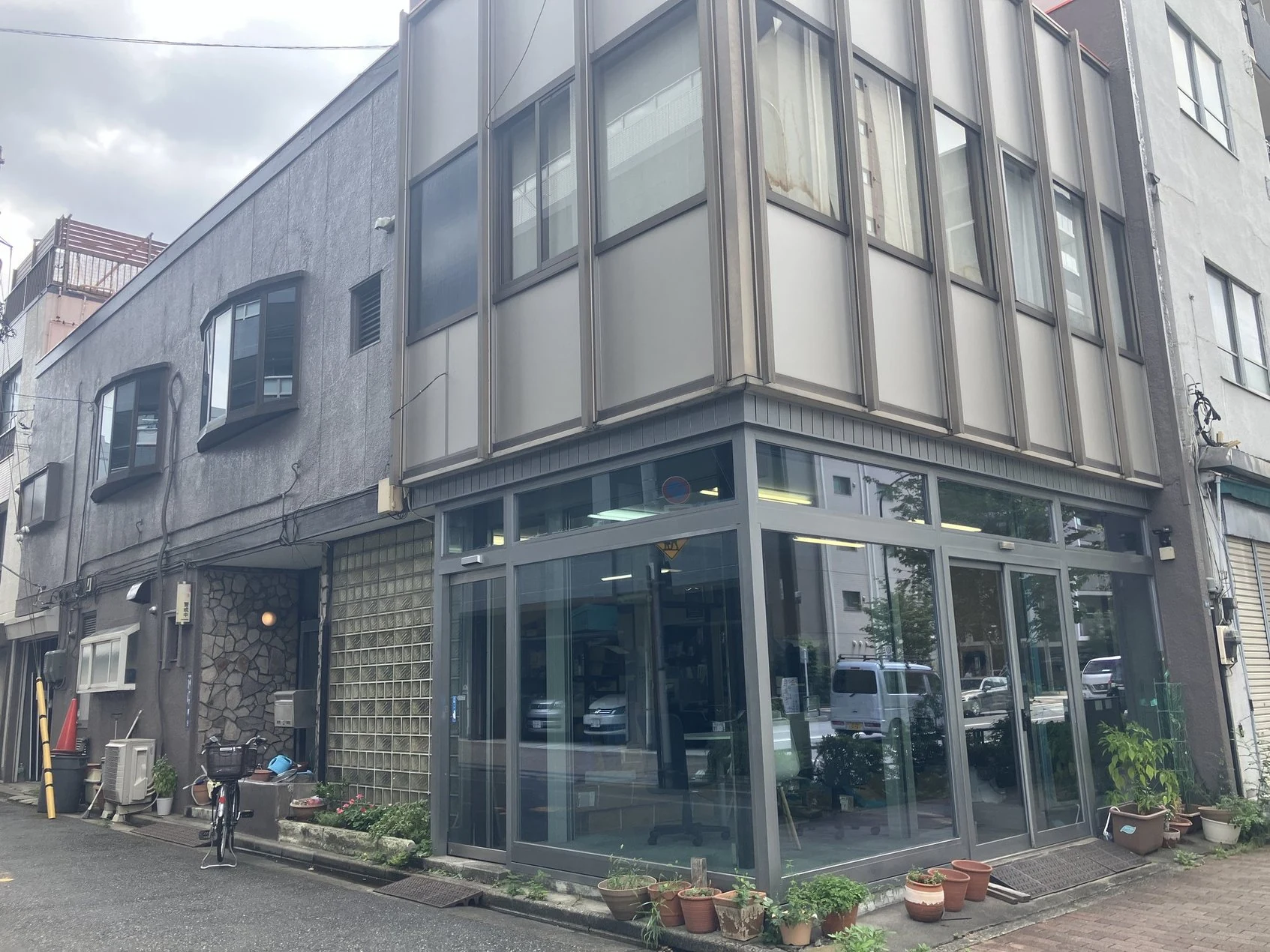 現在につながる社屋外観
