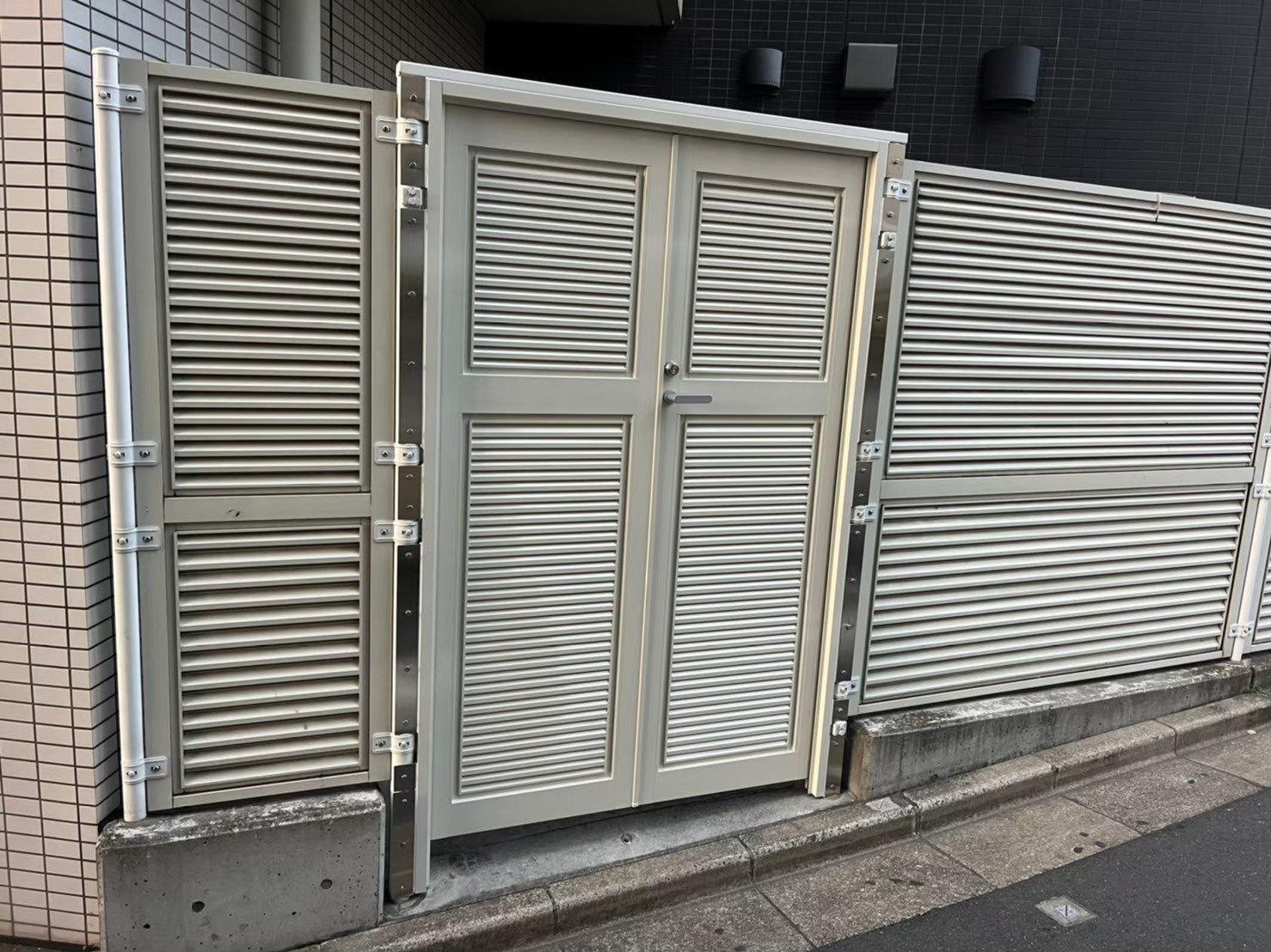 ガラリ付き丁番ドア カバー工法